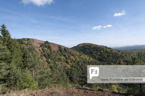 Puy de Lassolas und La Vache  Regionaler Naturpark Volcans díAuvergne  Auvergne  Frankreich  Europa