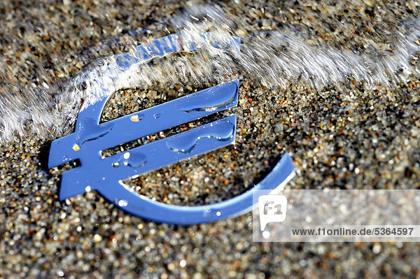 Eurozeichen von Wasser überspült  Symbolbild Eurokrise
