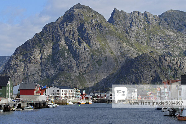 hinter Felsbrocken Europa Gebäude Boot weiß Norwegen angeln rot Inselgruppe Lofoten typisch nordland steil