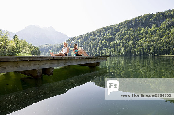 Junge Frauen auf Steg am Schwansee bei Füssen  Allgäu  Bayern  Deutschland  Europa