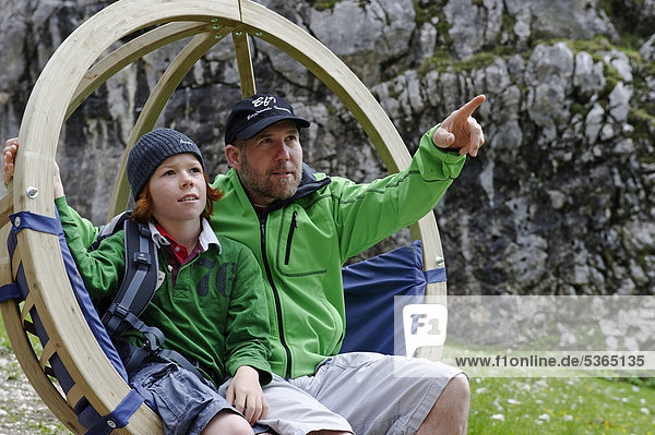 Vater und Sohn auf dem Gipfel-Erlebnisweg der Alpspitzbahn  Garmisch-Partenkirchen  Wettersteingebirge  Oberbayern  Bayern  Deutschland  Europa