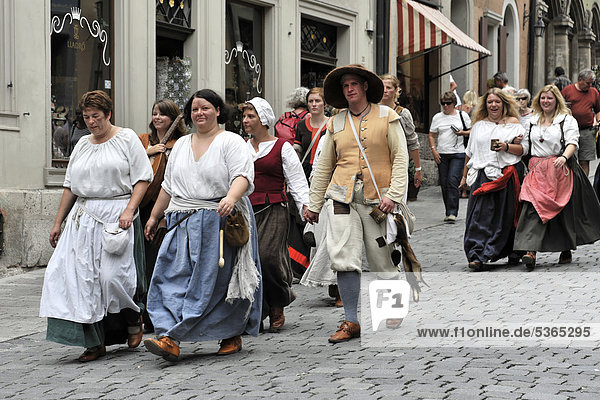 Marketenderinnen in historischen Kostümen  Reichsstadt-Festtage Rothenburg 2011  historisches Rothenburg ob der Tauber  Bayern  Deutschland  Europa