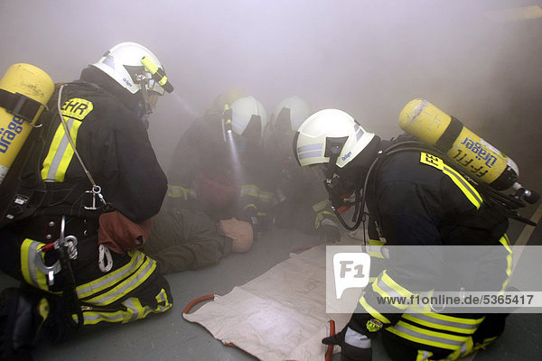 Feuerwehrmänner bei einer Übung  Freital  Sachsen  Deutschland  Europa