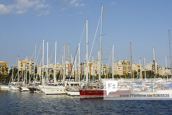 Segelyachten im Hafen  Darsena del Comerc  Port Vell  Barcelona  Katalonien  Spanien  Europa  ÖffentlicherGrund