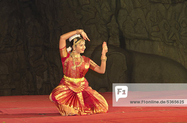 Dancer at a performance during the annual dance festival in Mahabalipuram  Tamil Nadu  India  Asia