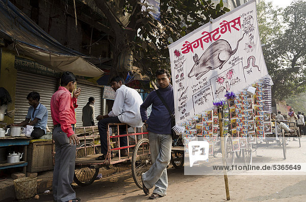 Ein Straßenhändler verkauft Rattengift  Kalkutta  offiziell Kolkata  Westbengalen  Indien  Asien