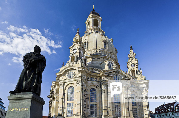 Wiederaufgebaute Frauenkirche vom Neumarkt aus gesehen  Dresden  Sachsen  Deutschland  Europa