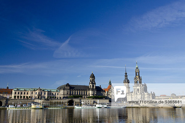 Hofkirche und Residenzschloss von der Carolabrücke aus über die Elbe gesehen  Dresden  Sachsen  Deutschland  Europa