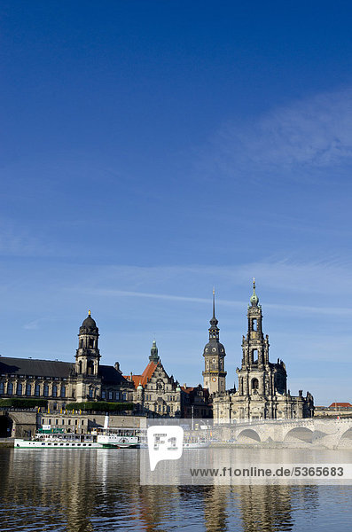 Hofkirche und Dresdner Schloss mit Elbe  von der Carolabrücke  Dresden  Sachsen  Deutschland  Europa
