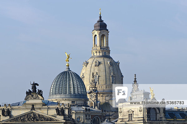 Brühlsche Terrasse und Frauenkirche von der Carolabrücke aus über die Elbe gesehen  Dresden  Sachsen  Deutschland  Europa