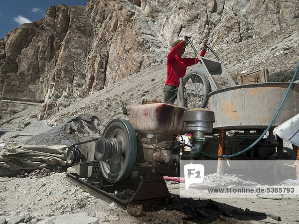 Straßenbau am Karakorum Highway mit chinesischen Arbeitern  Arbeitseinsatz unter rauen Bedingungen  Gilgit  North West Frontier  Pakistan  Südasien  Asien