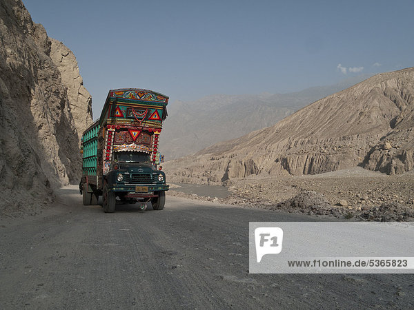 Ein bunt-dekorierter LKW fährt den Karakorum Highway hinauf  Chillas  Nordwestliche Grenzprovinz  Pakistan  Südasien  Asien