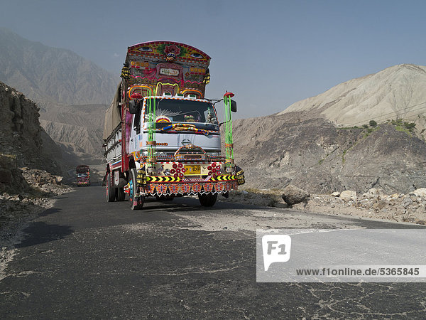 Ein bunt-dekorierter LKW fährt den Karakorum Highway hinauf  Chillas  Nordwestliche Grenzprovinz  Pakistan  Südasien  Asien