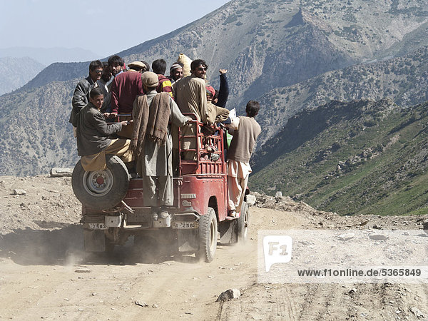Overloaded jeep after crossing the Babusar Pass on the way down to Chillas  North West Frontier  Pakistan  South Asia