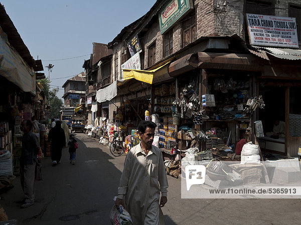Straßenszene in Srinaga  Jammu und Kashmir  Indien  Asien
