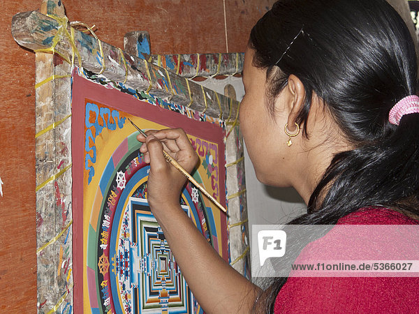 Malerin arbeitet an einem Thangka  einem buddhistischen Rollbild  Bodnath  auch Boudnath  Kathmandu  Nepal  Südasien