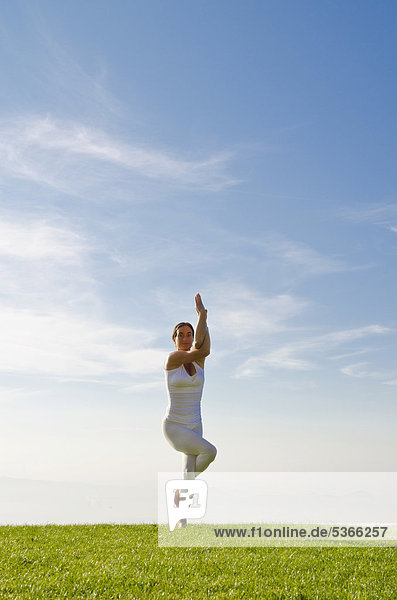Außenaufnahme junge Frau junge Frauen zeigen Europa Tschechische Republik Tschechien Yoga freie Natur Pose üben