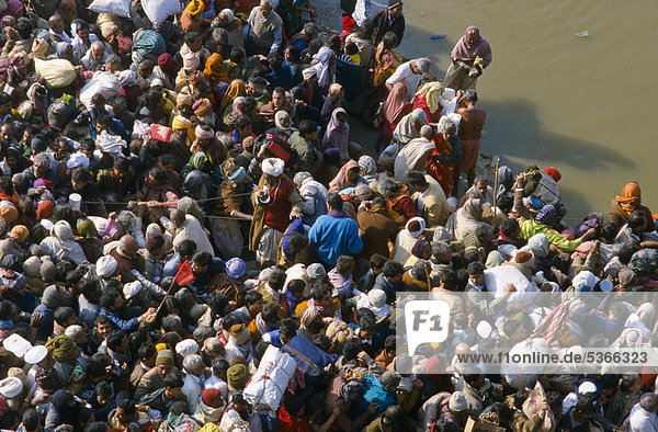 Millionen Menschen warten auf Maha Snan  das spirituelle Säuberungsbad in den Wassern am Zusammenfluss von Ganges  Yamuna und Saraswati in Allahabad  Uttar Pradesh  Indien  Asien