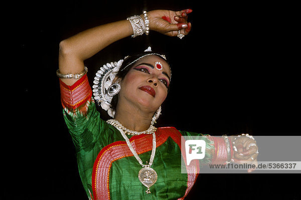 Tänzerin beim jährlichen Festival für traditionelle indische Tänze  Khajuraho  Madhya Pradesh  Indien  Asien