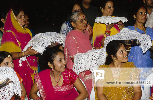 Familienmitglieder übergeben während einer Hochzeitszeremonie ihre Geschenke  Udaipur  Rajasthan  Indien  Asien