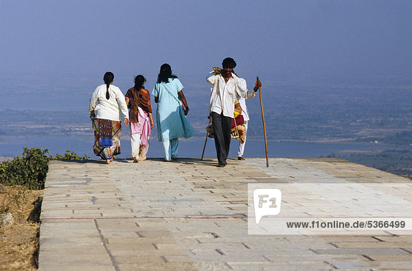 Pilger müssen 3500 Stufen zu den Tempeln von Shatrunjaya erklimmen  Palitana  Gujarat  Indien  Asien