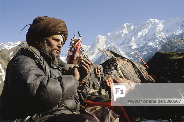 Bhairab-Sadhu an seinem Schrein hoch über Kedarnath  Uttarakhand  früher Uttaranchal  Indien  Asien