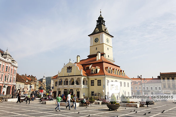 Rathausplatz mit dem Rathaus von Brasov  Kronstadt  Siebenbürgen  Rumänien  Europa