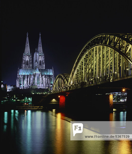 Kölner Dom bei Nacht  vorne Bögen der Deutzer Brücke über den Rhein  Köln  Nordrhein-Westfalen  Deutschland  Europa