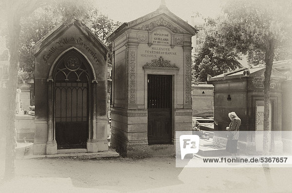 Trauernde Frau vor Grabstätten  Friedhof CimetiËre du PËre Lachaise  Paris  Frankreich  Europa  ÖffentlicherGrund