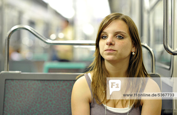 Junge Frau in Metro  Paris  Frankreich  Europa