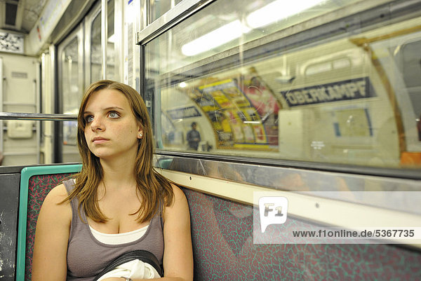 Junge Frau in Metro  Metrostation  Werbung  Paris  Frankreich  Europa