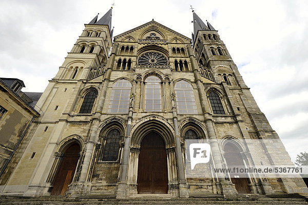 Doppeltürme  Eingangsportal  Westfassade  Abtei-Kirche Saint-RÈmi Basilika  UNESCO Weltkulturerbe  Reims  Champagne-Ardenne  Marne  Frankreich  Europa  ÖffentlicherGrund