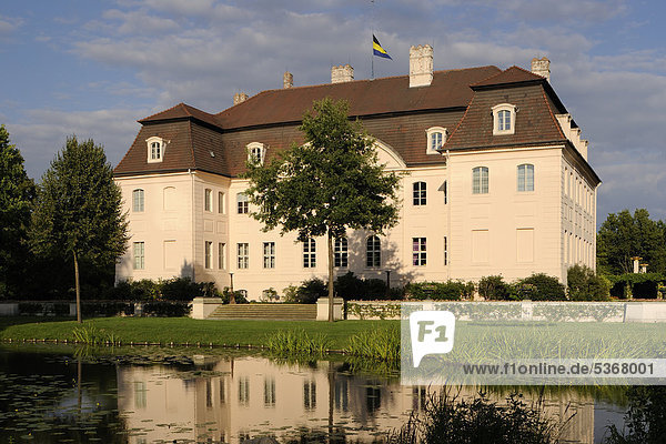 Schloss Branitz mit See im Fürst Pückler Park Branitz bei Cottbus  Lausitz  Brandenburg  Deutschland  Europa