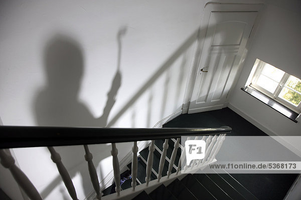 Einbruch  Wohnungseinbruch  Einbrecher tagsüber im Treppenhaus eines Mehrfamilienhauses