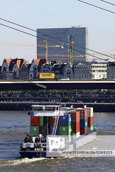Containerschiff  Binnenschiff  auf dem Rhein bei Düsseldorf  Rheinland  Nordrhein-Westfalen  Deutschland  Europa