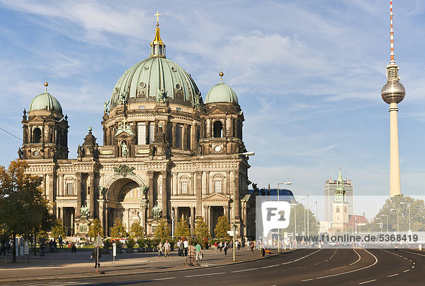 Berliner Dom  Marienkirche und Fernsehturm  Berlin  Deutschland  Europa