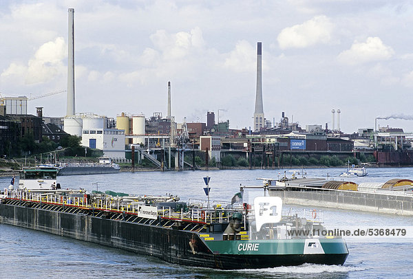 Schiffsverkehr auf dem Rhein vor Industriekulisse  Chempark Krefeld-Uerdingen  ehemals Bayer AG  Nordrhein-Westfalen  Deutschland  Europa