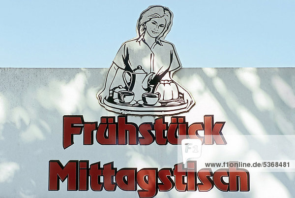 Kellnerin serviert Kaffee und Kuchen  Werbeschild einer Imbissbude  Duisburg-Wanheim  Ruhrgebiet  Nordrhein-Westfalen  Deutschland  Europa