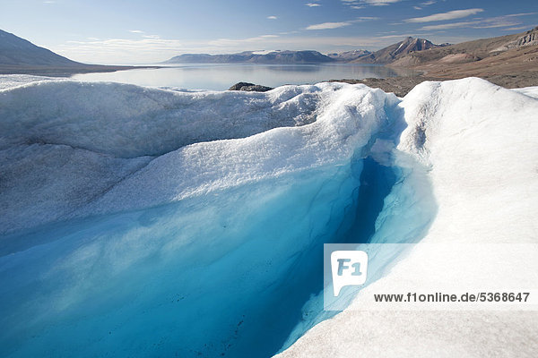 Eine mit Wasser gefüllte Gletscherspalte des Nordenskiöldbreen vor der Kulisse des Billefjord  Spitzbergen  Norwegen  Skandinavien  Europa