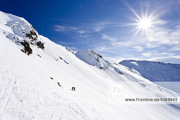 Skitourengeher beim Aufstieg zum Hörtlahner oberhalb von Durnholz  Sarntal  hinten die Jakobspitz  Südtirol  Italien  Europa