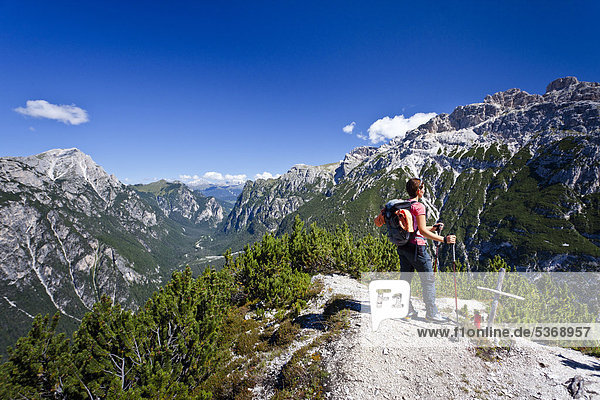Bergsteiger beim Aufstieg zum Monte Piano Klettersteig im Hochpustertal  Dolomiten  hinten das Höhlensteintal  Südtirol  Italien  Europa