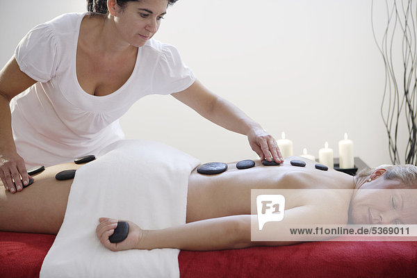 Frau erhält Hot Stone Massage