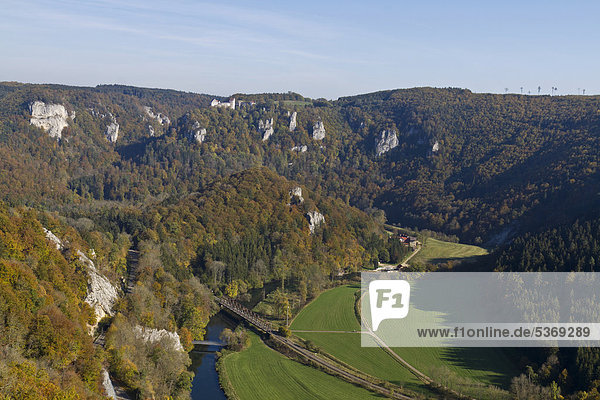 Blick vom Aussichtspunkt Rauher Stein bei Irndorf in das obere Donautal in Richtung Burg Wildenstein  Naturpark Obere Donau  Landkreis Sigmaringen  Baden-Württemberg  Deutschland  Europa