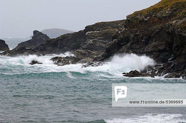 Wellen bei aufkommender Flut in einer Bucht bei Newquay  Cornwall  England  Großbritannien  Europa