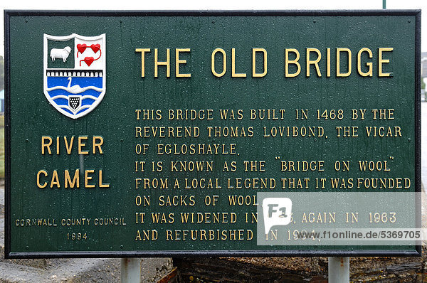 Große Informationstafel vor der historischen Bridge on Wool Wadebridge Cornwall England Großbritannien Europa