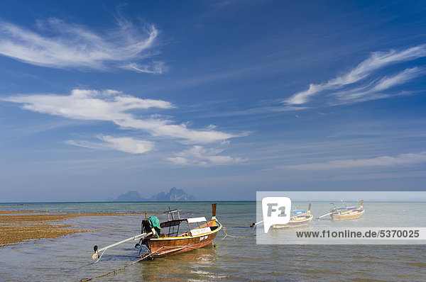 Drei Longtailboote im Wasser  Insel Ko Muk oder Ko Mook  Trang  Thailand  Südostasien  Asien