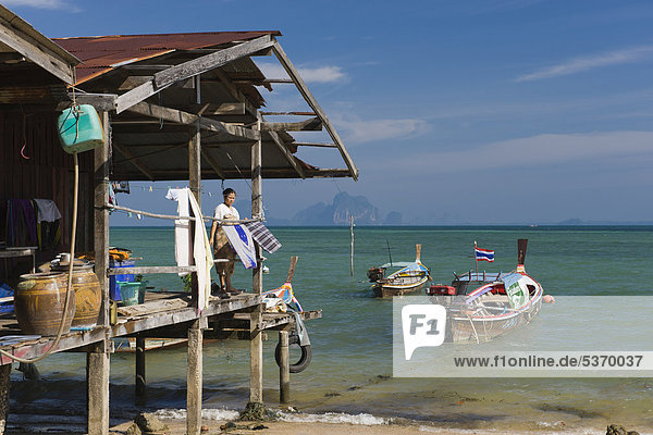 Frau Wohnhaus Dorf Insel angeln Südostasien Thailand