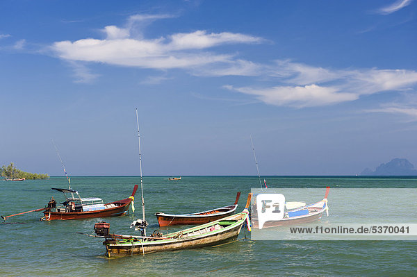 Longtailboote im Meer  Insel Ko Muk oder Ko Mook  Trang  Thailand  Südostasien  Asien