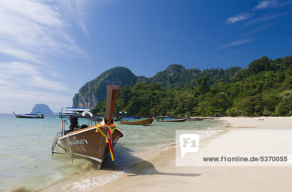 Longtailboot am Sandstrand  Farang Beach  Insel Ko Muk oder Ko Mook  Trang  Thailand  Südostasien  Asien
