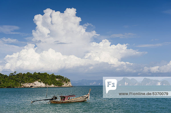 Longtailboot in der Phang Nga Bucht  Insel Ko Yao Noi  Phang Nga  Thailand  Südostasien  Asien